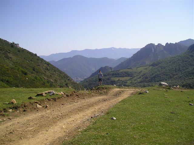 El Prao Toro (Dobres) Al fondo Peña Sagra