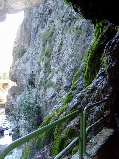 Cascada en las cuevas