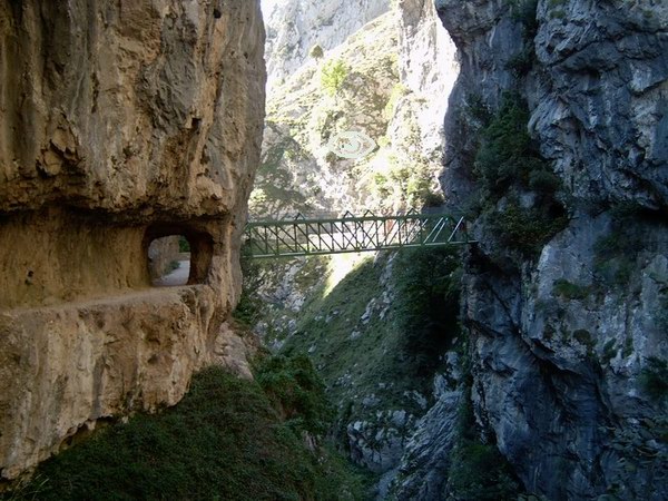 Puente y cuevas de la Ruta del Cares