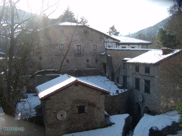 Uno de los antiguos molinos en el rio deva