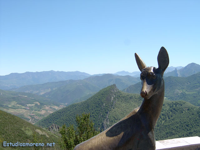 Estatua del Rebeco en cobre en la subida al puerto