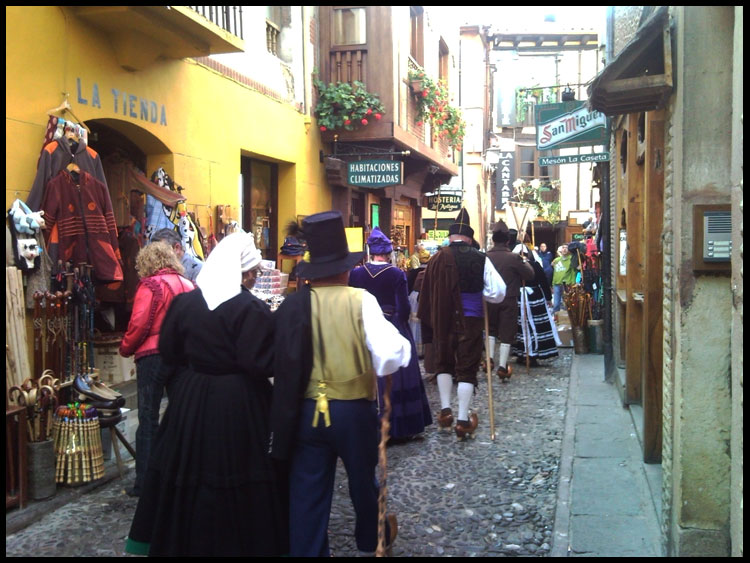 Desfile de la gente con los trajes tipicos 08