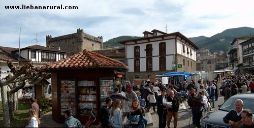 La plaza y la torre de potes