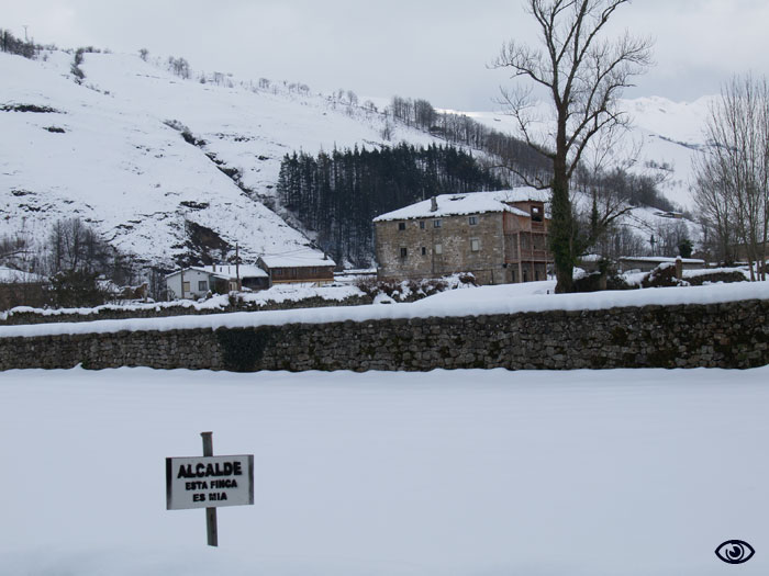 Nieve con cartelito en Vega de Pas desde Selaya