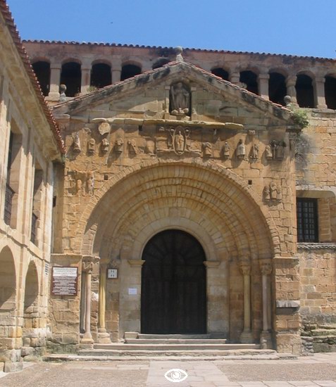 El porton de la colegiata de Santillana