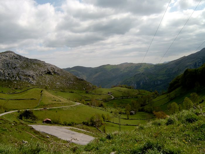 Camino a Miera, vistas de los picos de Vega de Pas