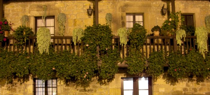 Fachada de casona con flores en Lierganes, Cantabria