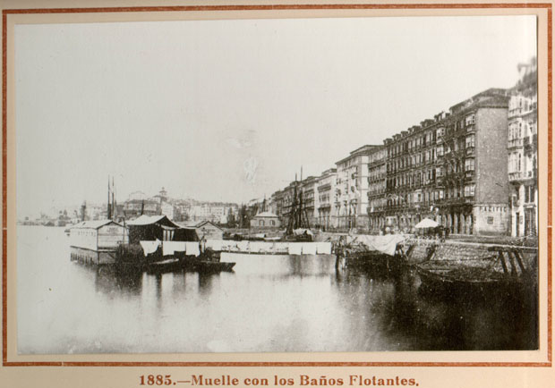 1885 - Muelle con baños flotantes.