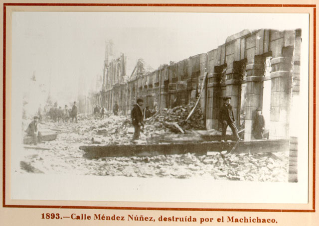 1893 - Calle Mendez Nuñez y 2 tras explosión Cabo Machichaco.jpg
