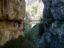 Puente y cuevas de la Ruta del Cares